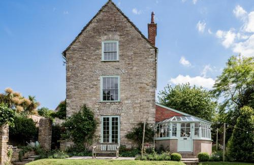 Swanage House | Magnificent Clarence cottage!