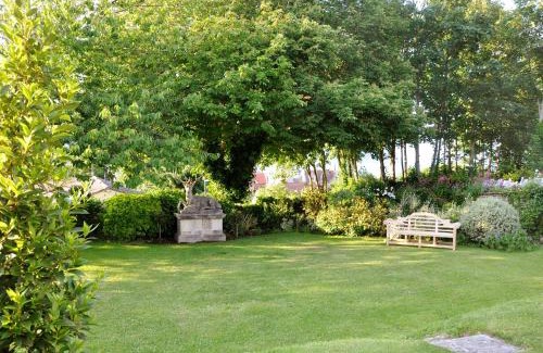Swanage House | Magnificent Clarence cottage!