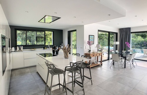 Mouans-Sartoux Villa | MAGNIFICENT CONTEMPORARY VILLA WITH SWIMMING POOL AND TENNIS COURT