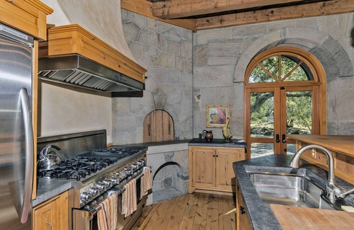 Sonoma House | Magnificent Estate, Vineyard Views, Pool and Spa - Sonoma Valley Farm Stay