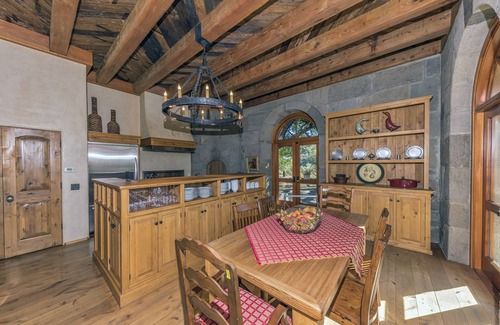 Sonoma House | Magnificent Estate, Vineyard Views, Pool and Spa - Sonoma Valley Farm Stay