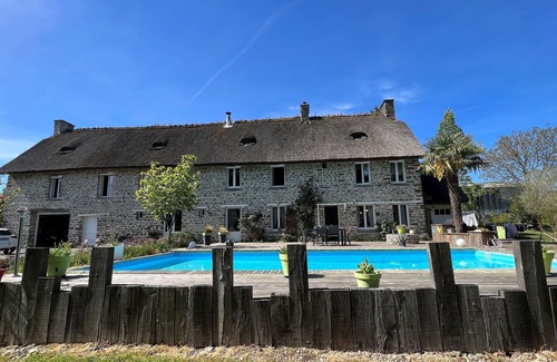 Conde-sur-Noireau Villa | Magnificent stone villa with thatched roof and heated swimming pool