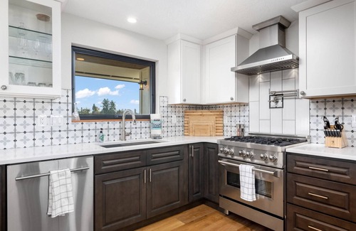 McMinnville House | Magnificent Golf Course Views, Huge Deck, Views of the Hazelnut Orchard, BBQ, 3 Miles to McMinnville
