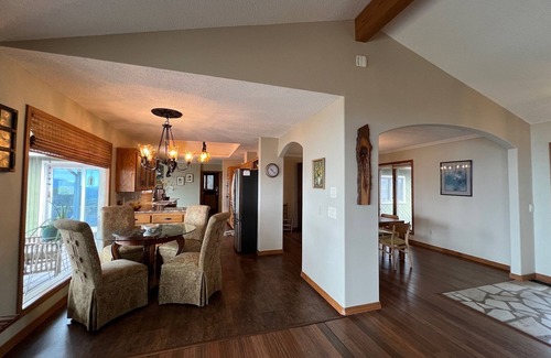 Fairfield Bay House | Magnificent Lake View Retreat: Outdoor Luxury, & Premium Comfort for 8 guests !