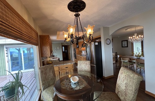 Fairfield Bay House | Magnificent Lake View Retreat: Outdoor Luxury, & Premium Comfort for 8 guests !