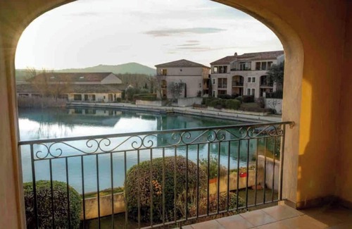 Pont Royal Apartment | Magnificent lake view at Golf de Pont-Royal
