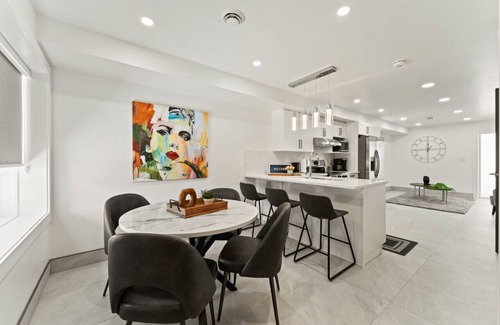 Leamington House | Magnificent Lakeview
