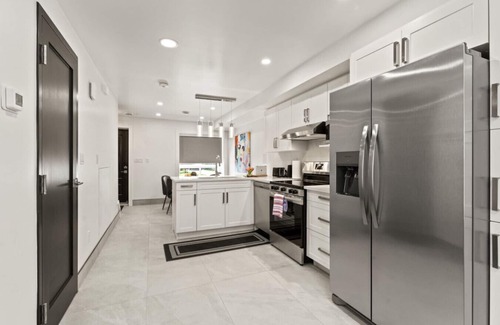 Leamington House | Magnificent Lakeview's