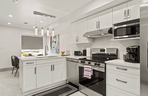 Leamington House | Magnificent Lakeview's