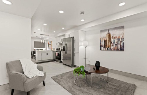 Leamington House | Magnificent Lakeview
