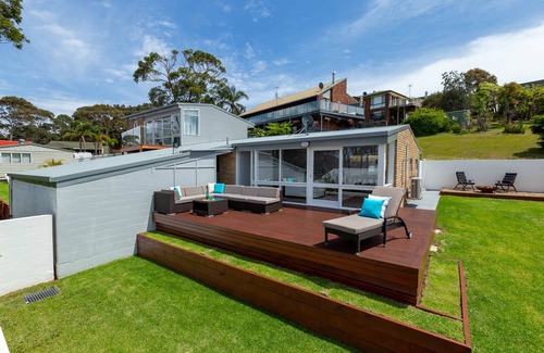 Malua Bay House | Magnificent Malua Views | Walk to Beach, WiFi