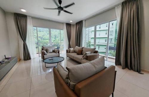 Hulu Kinta Apartment | Magnificent Mountain & Lake Views' Suite Cycas