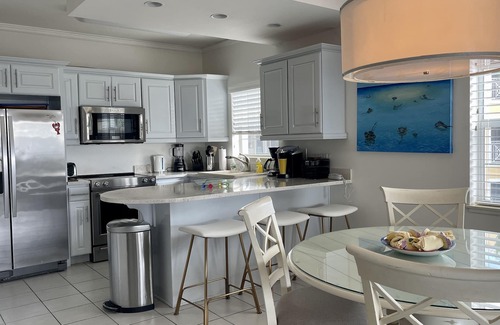 Seven Mile Beach Condo | Magnificent Ocean Views in the Heart of 7 Mile Beach ! Fully Stocked !