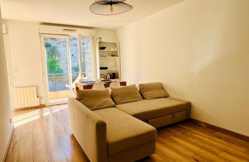 Ventabrun Apartment | Magnificent renovated apartment, 2 rooms of 45 m2, close tothe sea, top floor, terrace