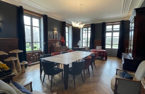 Yvre-l'Eveque Bed & Breakfast | Magnificent room in a castle at the gateway to the circuit