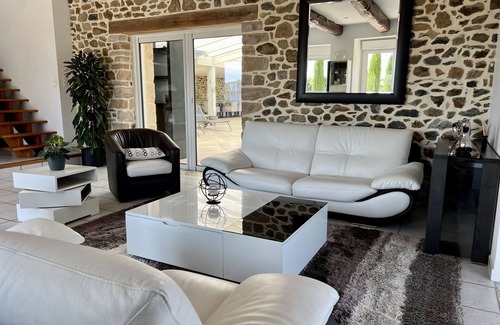 Henansal House | Magnificent stone house with swimming pool