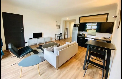 Centre Ville Apartment | Magnificent view of the Pyrenees for this 58 m2 one-bedroom apartment in the city center.