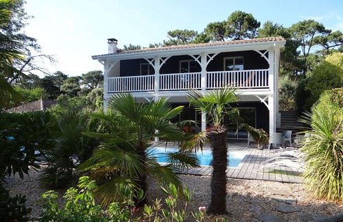 L'Herbe Villa | Magnificent villa with air-conditioned rooms and heated swimming pool