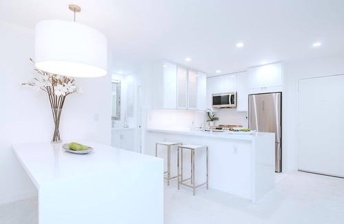 West Los Angeles Condo | Magnificent Villa Blanca in the heart of Brentwood