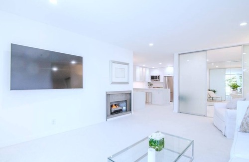 West Los Angeles Condo | Magnificent Villa Blanca in the heart of Brentwood