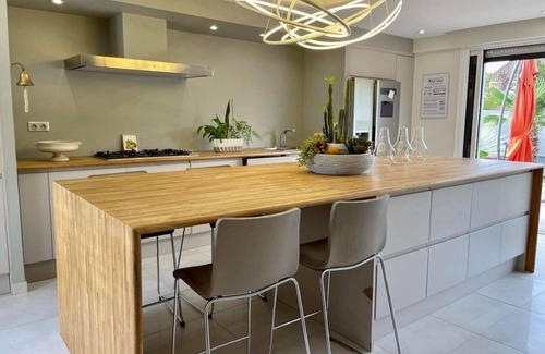 Ouistreham Villa | Magnificent Villa Poppies; 2mn walk from the beach, Sea, Garden, Jaccuzi & Table soccer