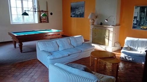Tilly-sur-Seulles House | Magnifique château rénové proche bourg grand parc belle terrasse billard, ping pong, proche Bayeux et plages du débarquement
