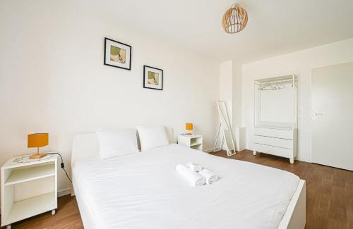 Pierrefitte-sur-Seine Apartment | Magnifique Appart Tram Parking 4pers