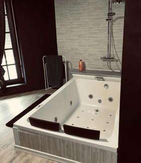 Saint-Acheul Hotel | Magnifique Loft 35m2 Jacuzzi RVB NIGHT 1