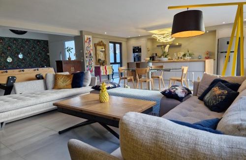 Ouistreham Villa | MAGNIFIQUE VILLA LUXE COSY POPPIES HOLIDAY - Normandie Beach Racing, Flipper, Baby-foot, SPA, Jardin Méditerranéen, Plage Riva Bella à 300m, Mer à Pied, Tout Confort, Idéale Familles & Groupes, EVJ à Ouistreham, Proche Cabourg, Week-end & Courts Séjours !