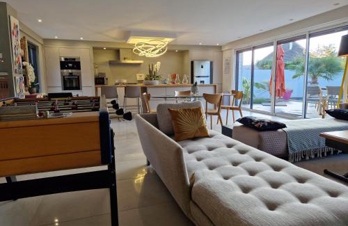 Ouistreham Villa | MAGNIFIQUE VILLA LUXE COSY POPPIES HOLIDAY - Normandie Beach Racing, Flipper, Baby-foot, SPA, Jardin Méditerranéen, Plage Riva Bella à 300m, Mer à Pied, Tout Confort, Idéale Familles & Groupes, EVJ à Ouistreham, Proche Cabourg, Week-end & Courts Séjours !
