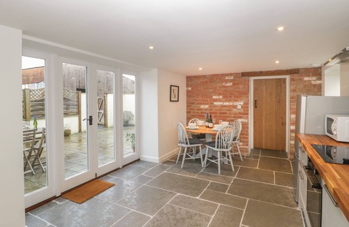 Highbridge Cottage | MAGNOLIA BARN, pet friendly, character holiday cottage in Mark