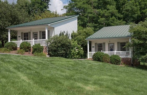 Harrisonburg Cottage | Magnolia Cottage - By the Side Of the Road Inn and Cottages