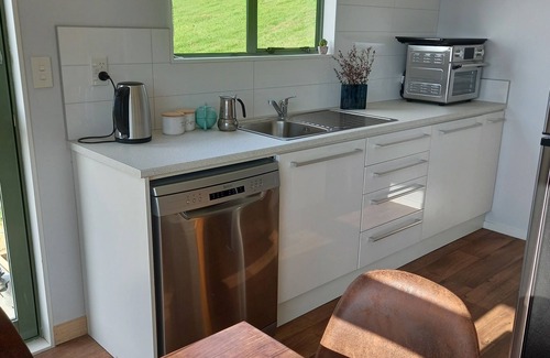Waikanae Cottage | MAGNOLIA COTTAGE, BREAKFAST & WI-FI INCLUDED!