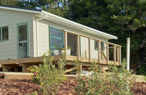 Waikanae Cottage | MAGNOLIA COTTAGE, BREAKFAST & WI-FI INCLUDED!