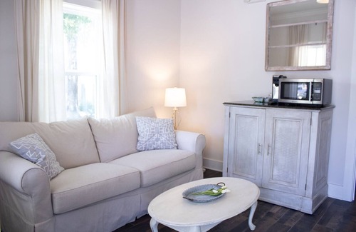 Ocean Springs Apartment | Magnolia Cottage - the perfect Ocean Springs location by restaurants & shopping!
