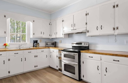Cannonborough Elliotborough House | Magnolia House | Charleston Home, Walk to King St!