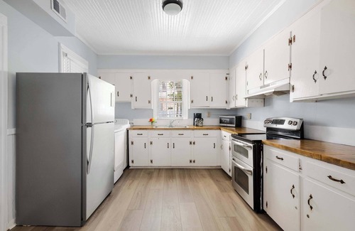 Cannonborough Elliotborough House | Magnolia House | Charleston Home, Walk to King St!