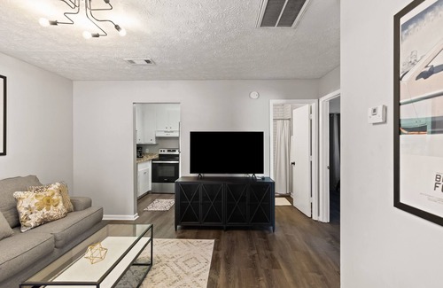 Auburn Apartment | Magnolia Linen Co #8 - DISCOUNTED NO PARKING INCLUDED