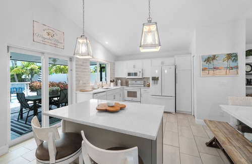 Naples Park House | Magnolia Manor - Heated Pool - Close to Beach!