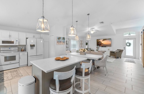 Naples Park House | Magnolia Manor - Heated Pool - Close to Beach!