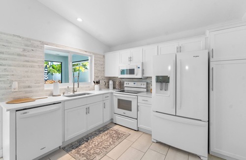 Naples Park House | Magnolia Manor - Heated Pool - Close to Beach!