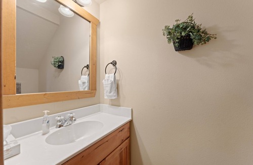 Reeds Spring Cabin | Magnolia Moon 1 Bedroom Cabin by RedAwning