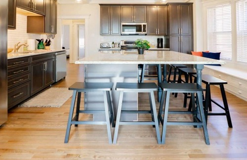 Shaw House | Magnolia on the Park | Spacious 4BR /ABODEbucks