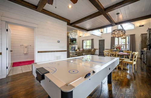 Broken Bow Cabin | Magnolia Peak | Fire Pit, Spa & Views