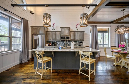 Broken Bow Cabin | Magnolia Peak | Fire Pit, Spa & Views