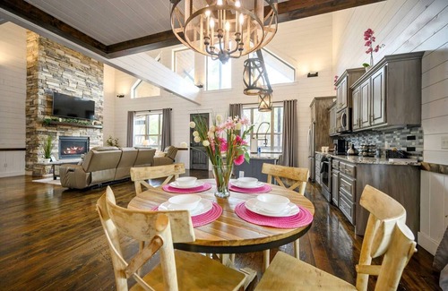 Broken Bow Cabin | Magnolia Peak | Fire Pit, Spa & Views