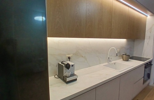 Tirana Apartment | Magnolia's, Cozy 2-bedroom apartment in lovely Tiranë with WiFi, AC