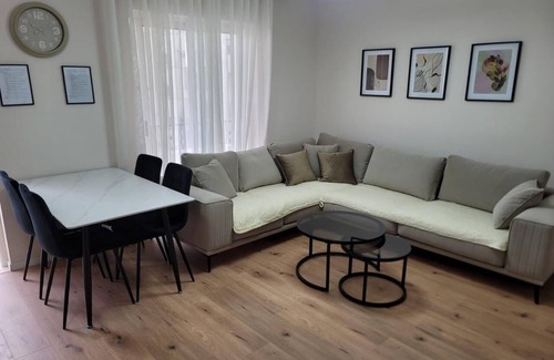 Tirana Apartment | Magnolia's, Cozy 2-bedroom apartment in lovely Tiranë with WiFi, AC