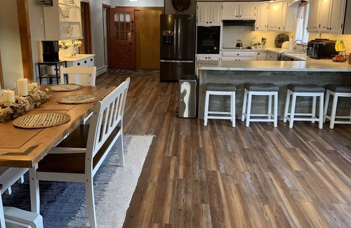 New Albany Other | Magnolia Style Farmhouse, Scenic, Spacious, Hot Tub,Fireplace,Fire Pit,Trails