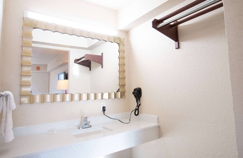 Irving Hotel | Magnuson Extended Stay and Suites Airport Hotel